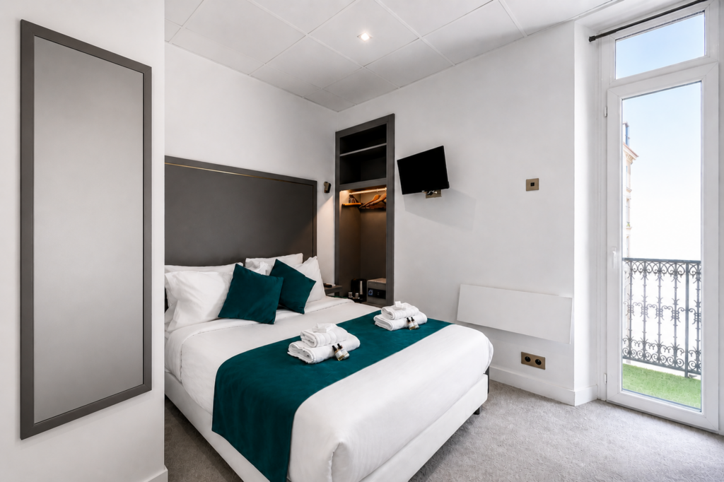 18 sq m deluxe double room with private balcony, Hôtel Pantiero Cannes