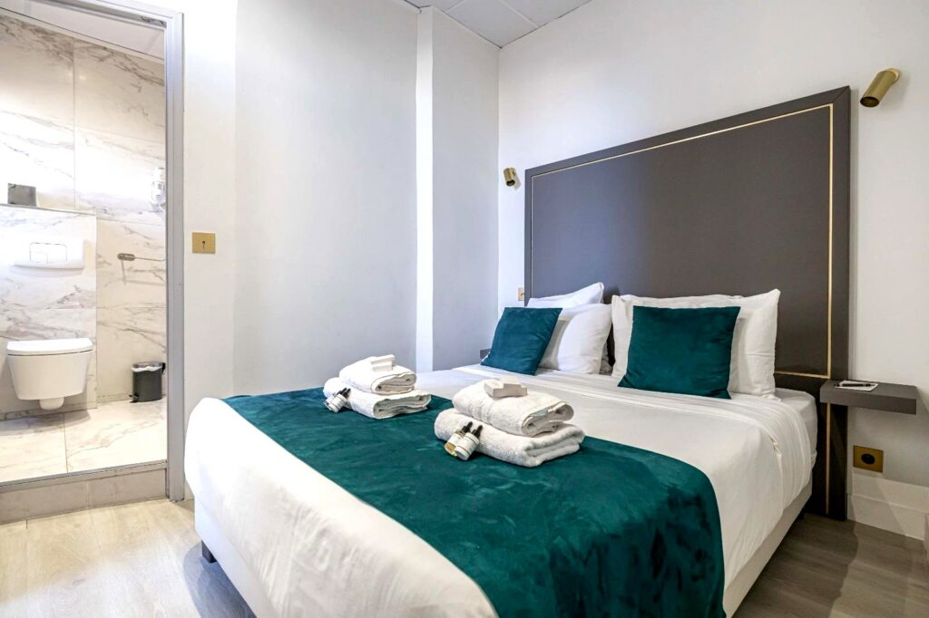 22 sq m family room with two double beds, Hôtel Pantiero Cannes