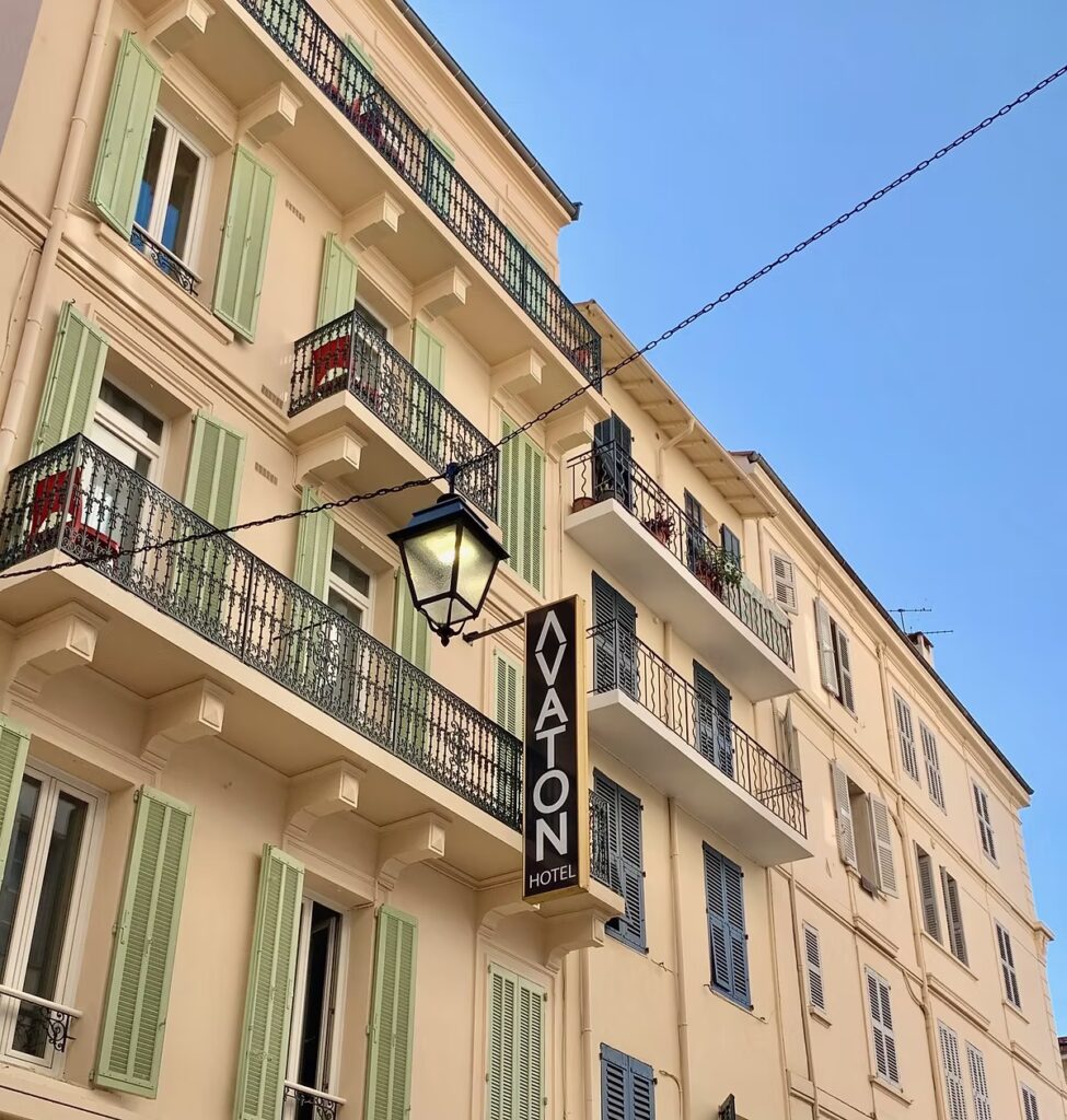 Facciata dell'Hôtel Pantiero in rue Émile Négrin a Cannes