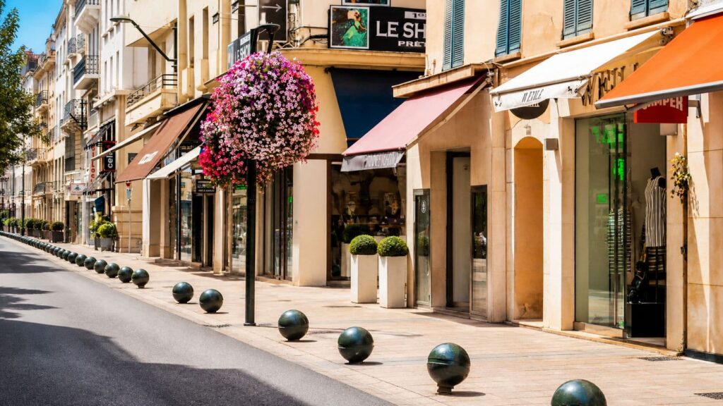 Le vie dello shopping nel centro di Cannes